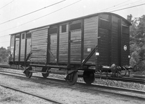 167529 Afbeelding van de gesloten goederenwagen NS 21059 (type CHR) van de N.S. op het emplacement te Maarn.